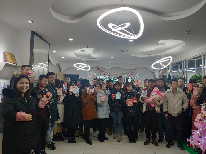 平安夜&圣誕節(jié)，塔孜給小伙伴們“交換禮物、傳遞真情”